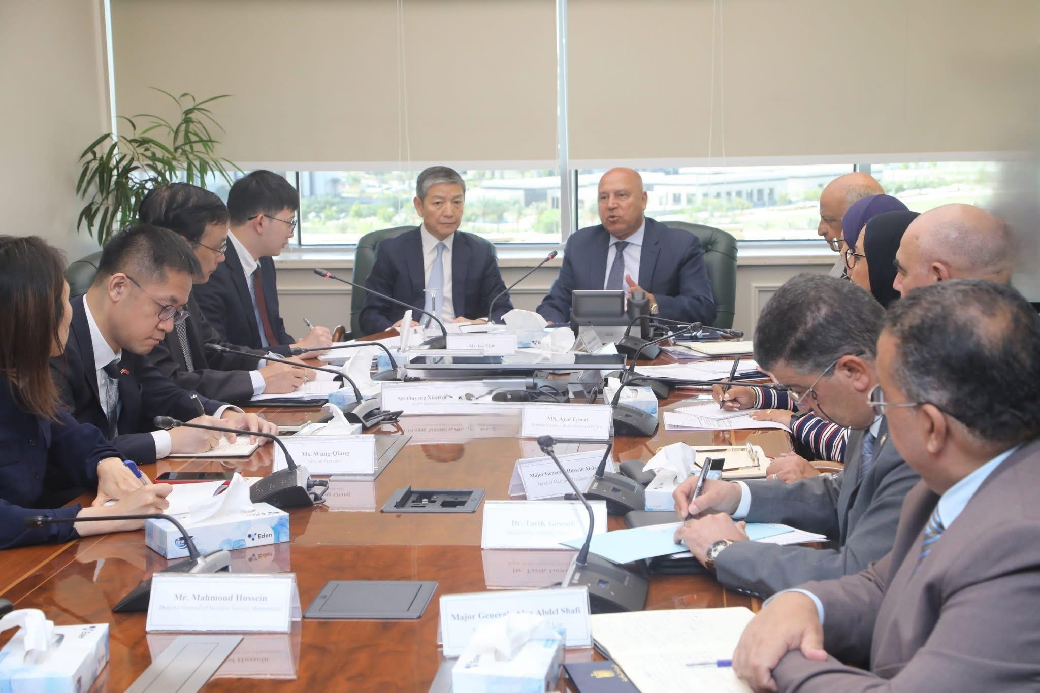 نائب رئيس مجلس الوزراء للتنمية الصناعية وزير الصناعة والنقل يعقد اجتماعًا مع السفير الصيني لتعزيز التعاون الصناعي والنقل واستثمارات المستقبل