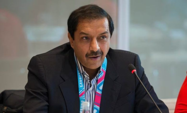 رئيس الاتحاد الدولي للهوكي يجتمع مع وزير الرياضة ورئيس الأولمبية بشأن بطولة أفريقيا