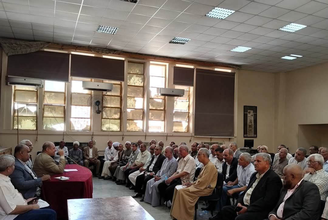 مدير تعليم قنا يترأس اجتماع لجنة الخبراء المكلفين بمتابعة المدارس 