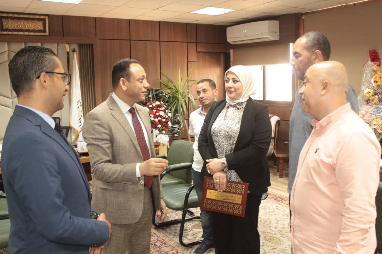 نائب رئيس جامعة أسيوط يهنئ إدارة العلاقات الثقافية والعلمية لفوزها بالمركز الخامس بجائزة الجامعة للجودة والتميز