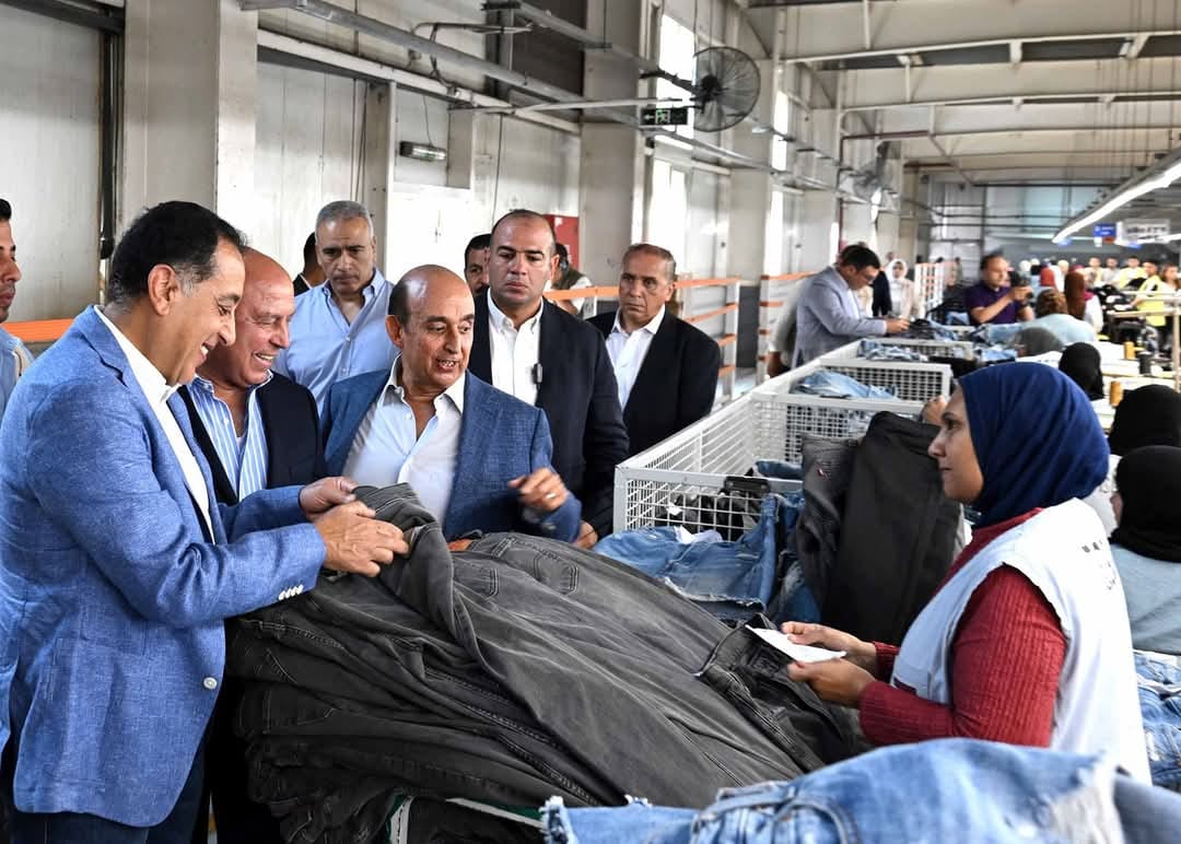 رئيس الوزراء يتفقد مصنع 