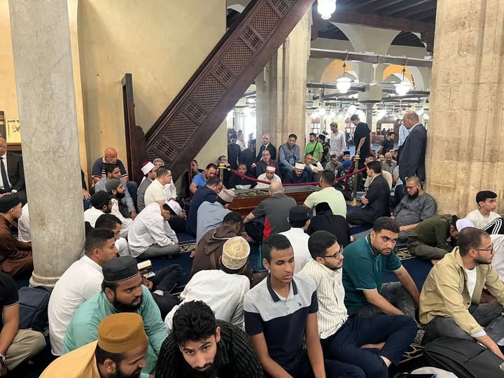 وصول جثمان العالم الجليل الدكتور أحمد عمر هاشم إلى الجامع الأزهر لإقامة صلاة الجنازة عقب صلاة الظهر