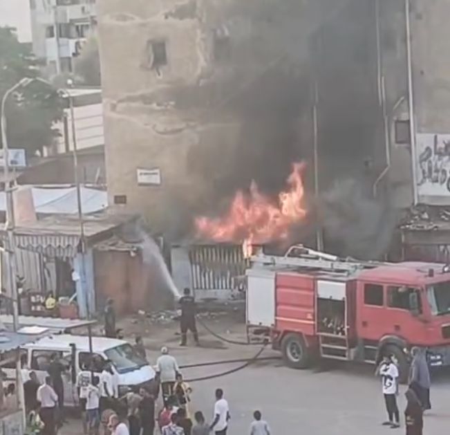 قبل حدوث كارثة محققة السيطرة علي حريق بورشة أحذية بمنطقة باب الشعرية بالقاهرة 