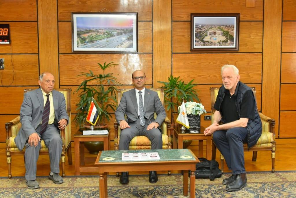 رئيس جامعة أسيوط يستعرض تقريراً عن انجازات جامعة أسيوط في مجال البحث العلمي 2024