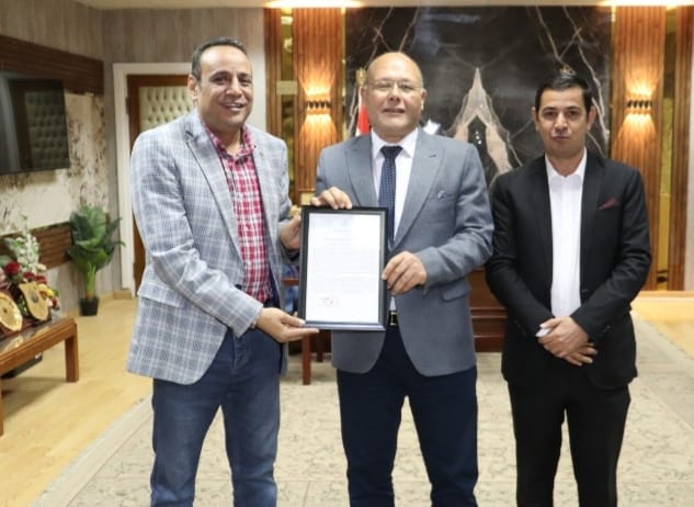 جامعة هواتشونغ للعلوم والتكنولوجيا بالصين تمنح رئيس جامعة سوهاج شهادة تقديرية