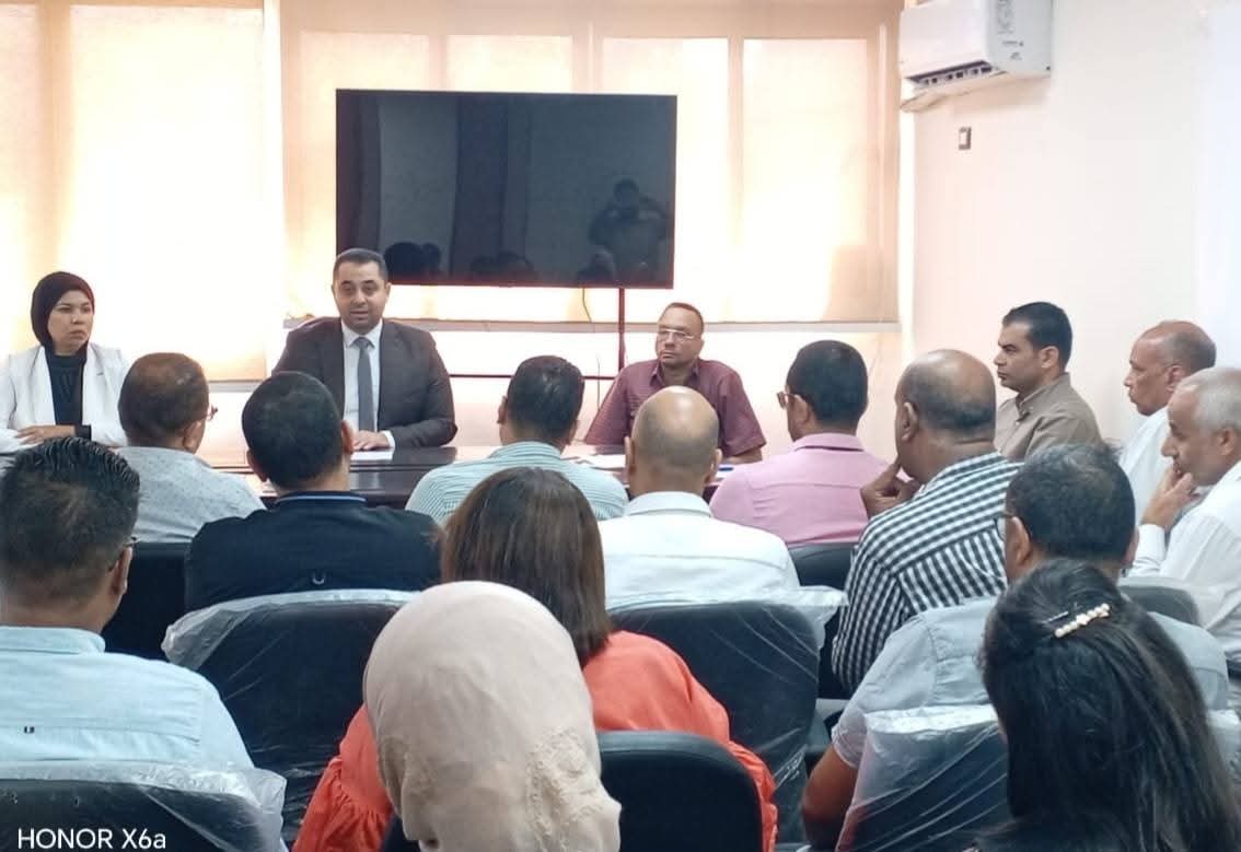 وكيل صحة قنا يعقد إجتماعاً موسعاً مع مديري المستشفيات العامه والمركزية والنوعية.