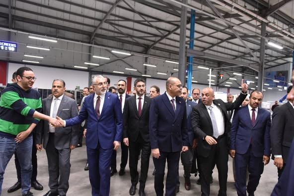وزير العمل يصطحب نظيره التركي في زيارة إلى شركة  