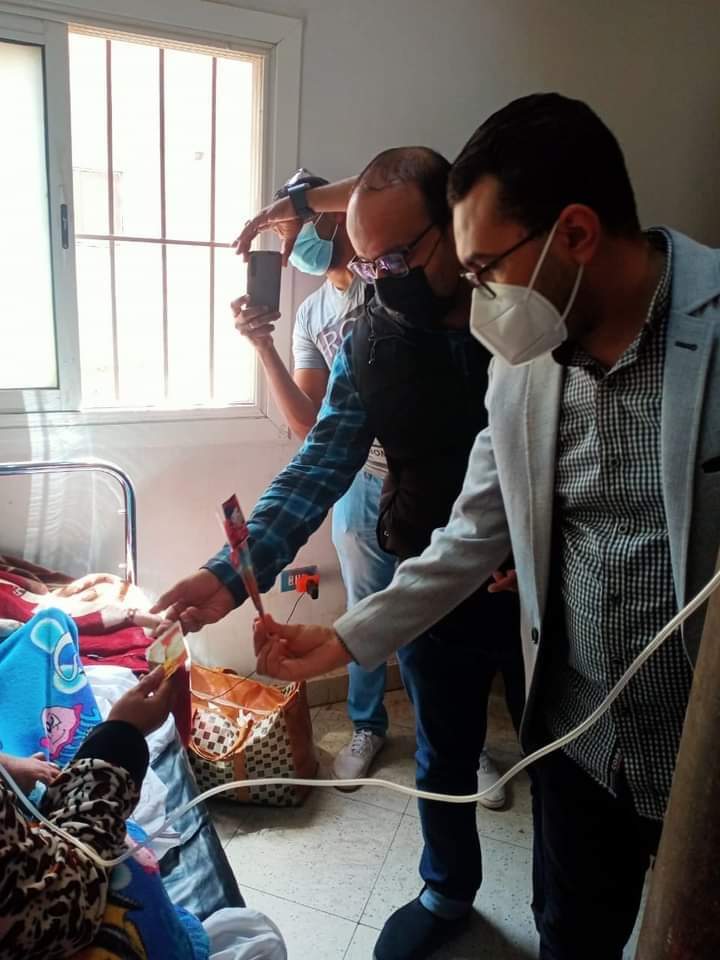 الفريق الطبي بمستشفي فرشوط يوزع باقات من الورد على مصابات فيروس كورونا داخل أقسام العزل