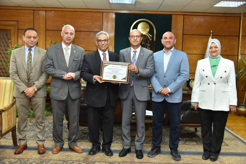 المنشاوي.. يستعرض تقريراً حول إنجازات جامعة أسيوط في مجال الجودة والاعتماد