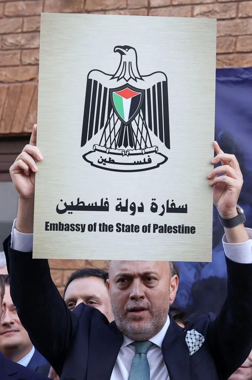 اعتراف تاريخي بريطانيا تحول البعثة الفلسطينية إلى سفارة دولة فلسطين