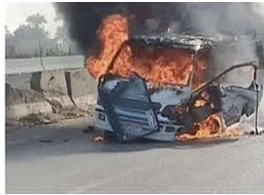 النار تلتهم سيارة ميكروباص أثناء قيادت سائقها بمحافظة سوهاج