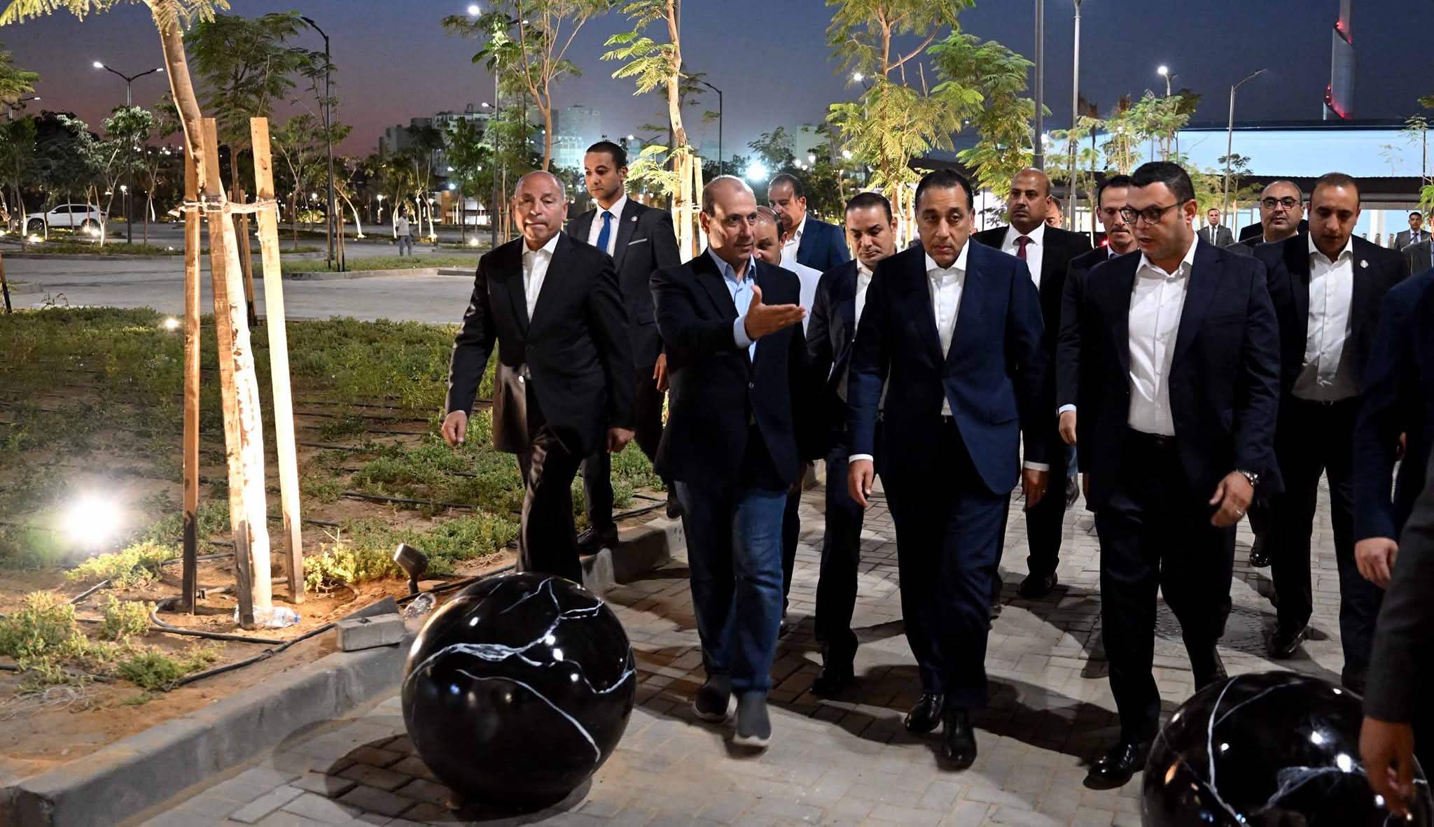 رئيس الوزراء يتفقد سير العمل بمشروع حدائق 