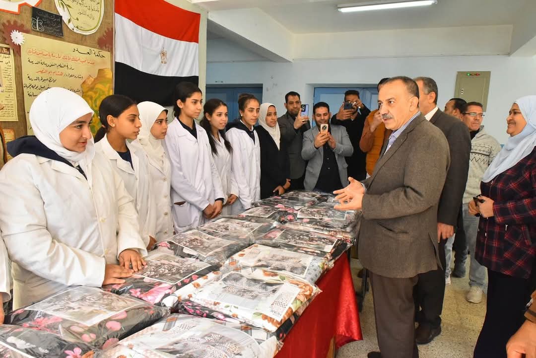 محافظ أسيوط يشهد مبادرة توزيع أقمشة على طالبات مدرسة أسيوط الثانوية الصناعية بنات مجاناً لتشجيعهم على تنفيذ مشروعات متناهية الصغر