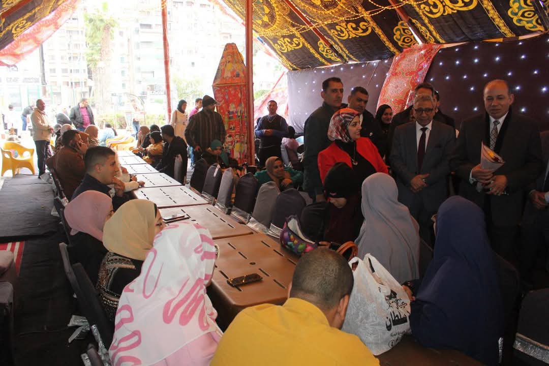 رئيس جامعة المنصورة يُشارك أبناء الجامعة من ذوي الهمم إفطار رمضان 