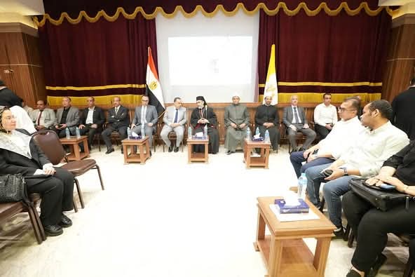 محافظ أسيوط يقدم واجب العزاء في وفاة البابا بمطرانية الأقباط الكاثوليك بحي شرق