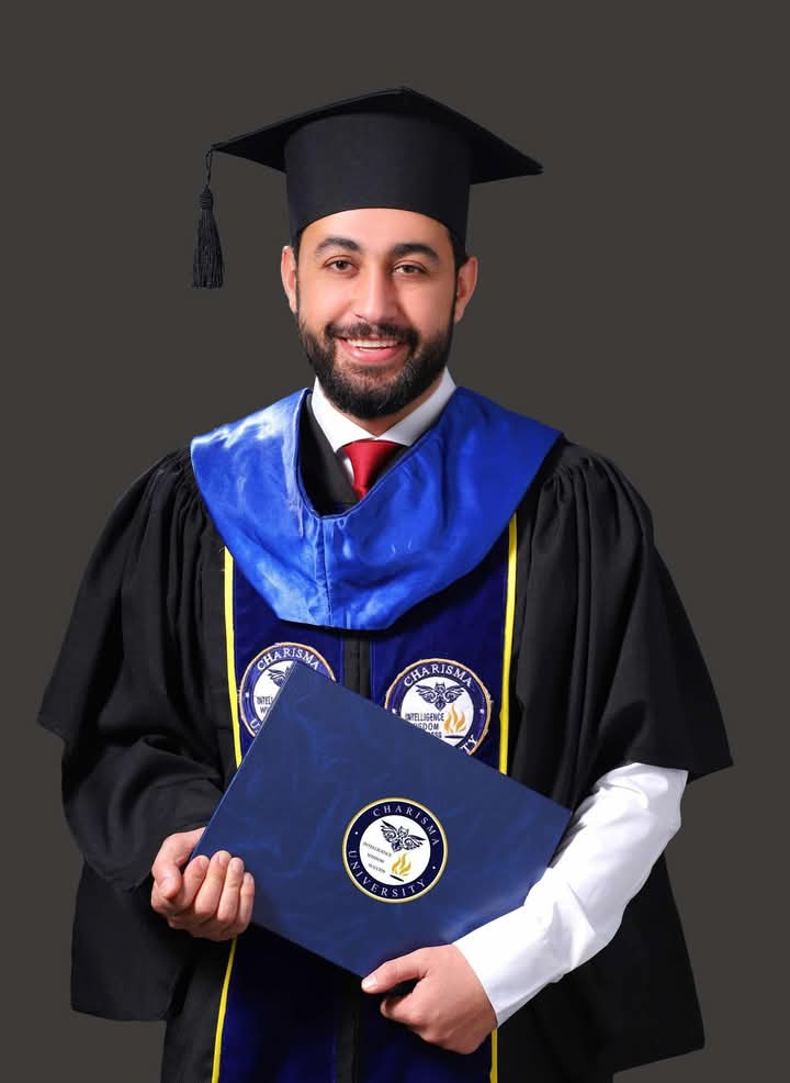 العميد علي المكاوي يبارك للدكتور علي محمد طبيشات حصوله على الدكتوراه