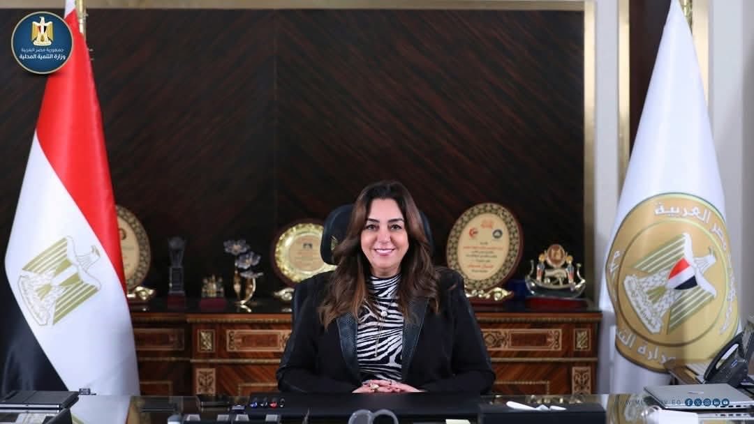 وزيرة التنمية المحلية توجه بإحالة مسؤولين بالخانكة للنيابة بعد رصد مخالفات بناء وتعديات على الأراضي الزراعية