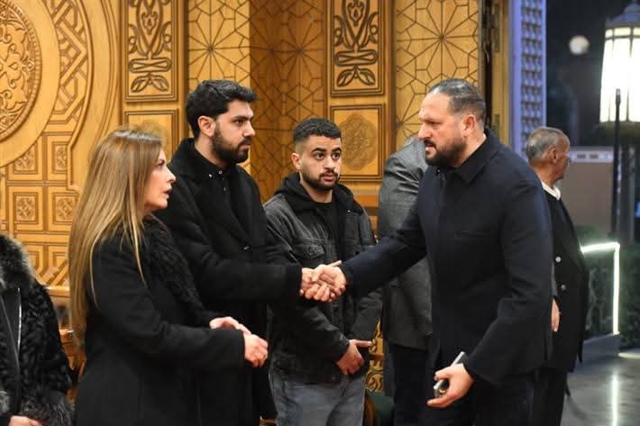 بينهم عمرو يوسف وفتحي عبد الوهاب ودنيا عبد العزيز .. نجوم الفن في عزاء والد  دينا كريم بمسجد الشرطة 