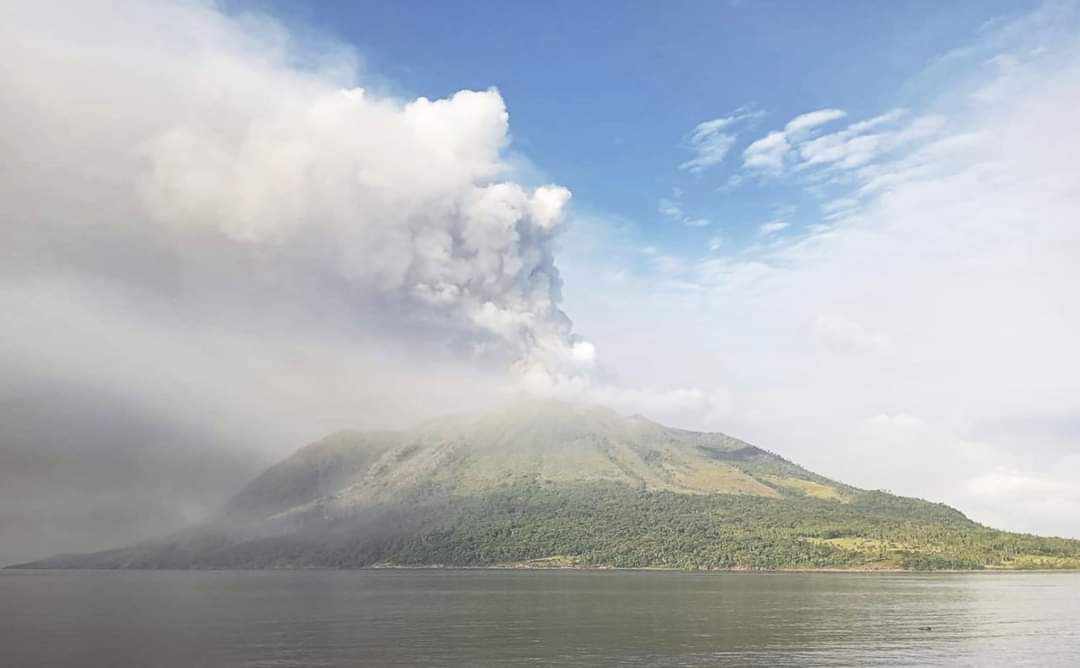 إندونيسيا: إجلاء آلاف المواطنين عقب ثوران بركان جبل روانج