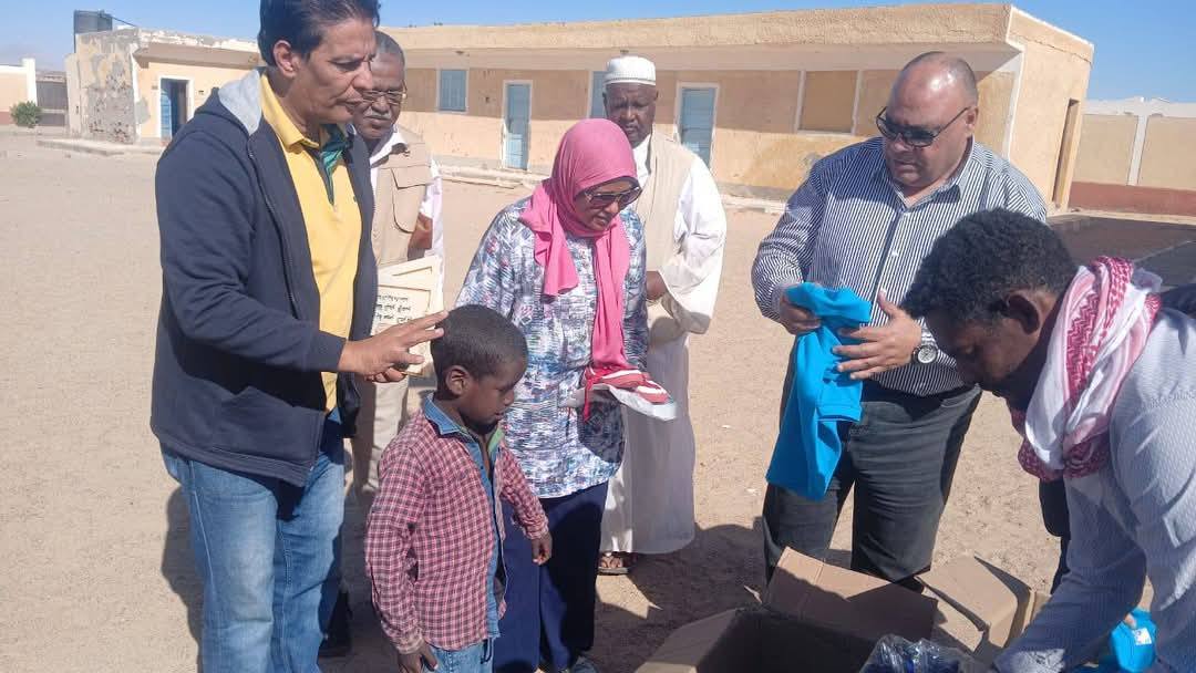 وكيل تعليم البحر الأحمر يتفقد مدارس إدارة حلايب ويوزع هدايا للطلاب
