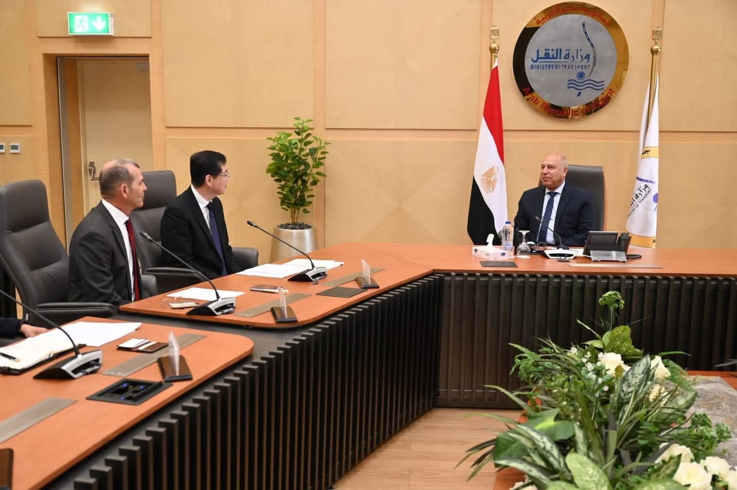 وزير الصناعة والنقل يلتقى الرئيس التنفيذى والعضو المنتدب لشركة ميتسوبيشى ماشينيرى اليابانية
