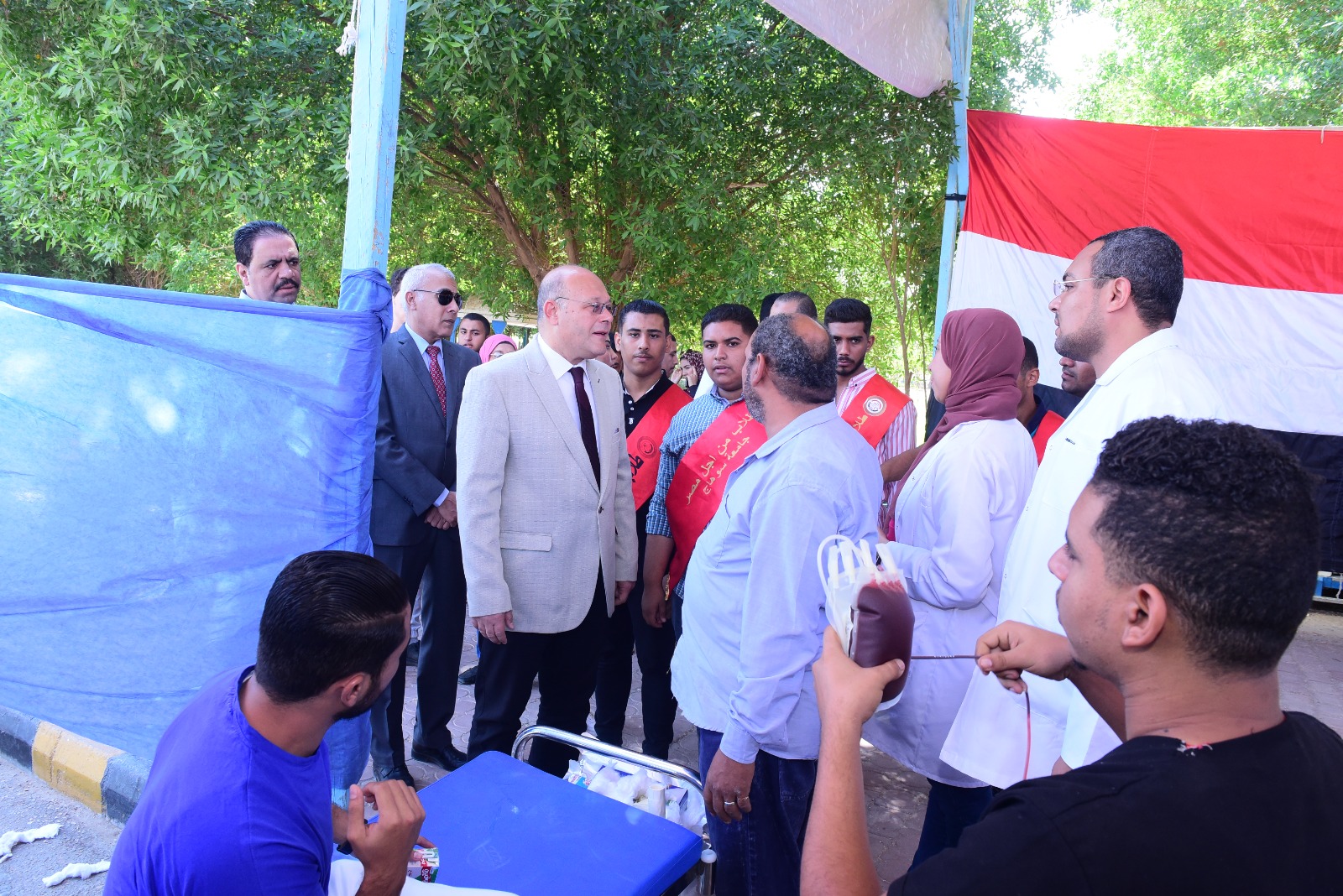 النعماني يوجه بزيادة نقاط التبرع  بالدم لاستيعاب الإقبال المتزايدة للطلاب بجامعة سوهاج تضامناً مع الشعب الفلسطيني