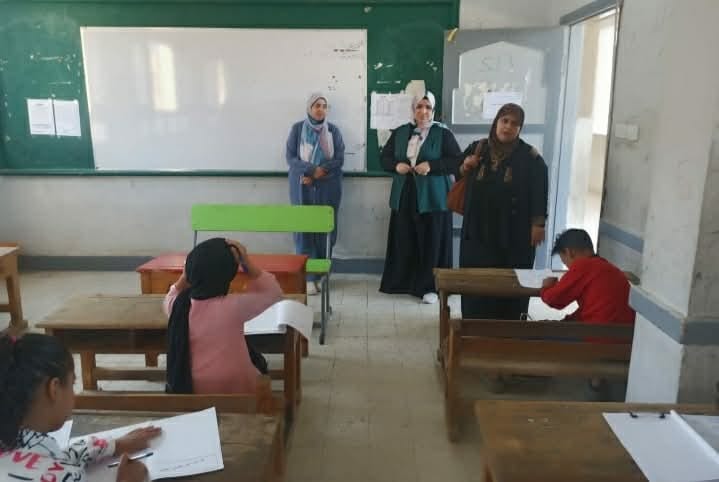 متابعة الوكيل الثقافي لمنطقة  السويس الأزهرية لسير امتحانات الدور الثاني لسنوات النقل في يومها الأول 