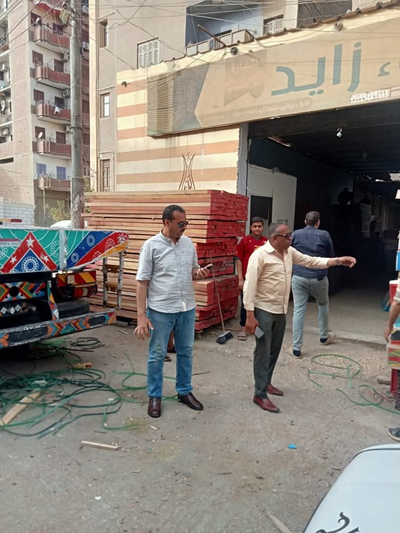 تنفيذ حملات صباحية ومسائية لرفع الاشغالات وانضباط الأسواق بمدينة طهطا وساحل طهطا 