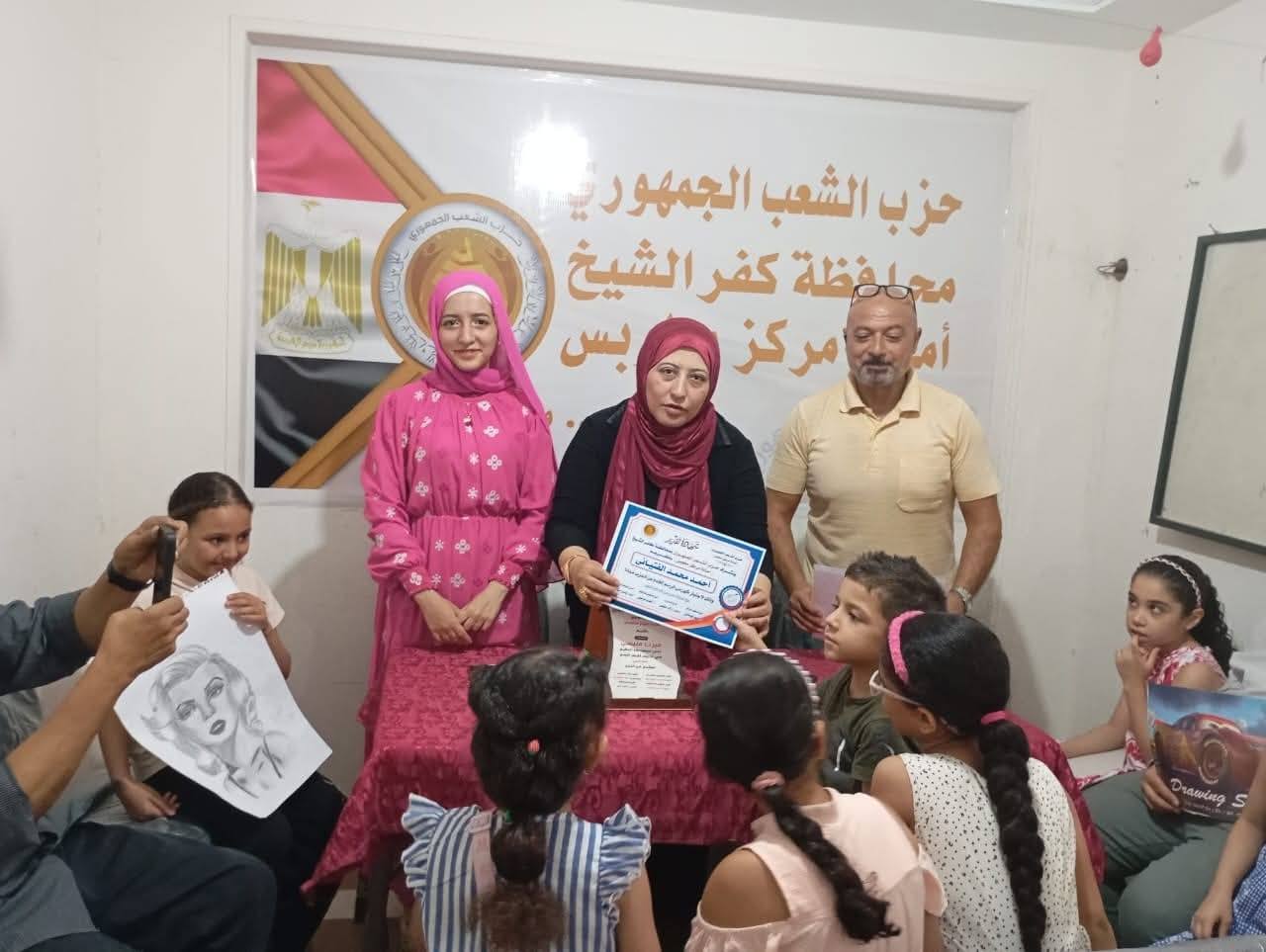 الشعب الجمهوري بمطوبس يكرم المشاركين في دورة تعليم أساسيات الرسم