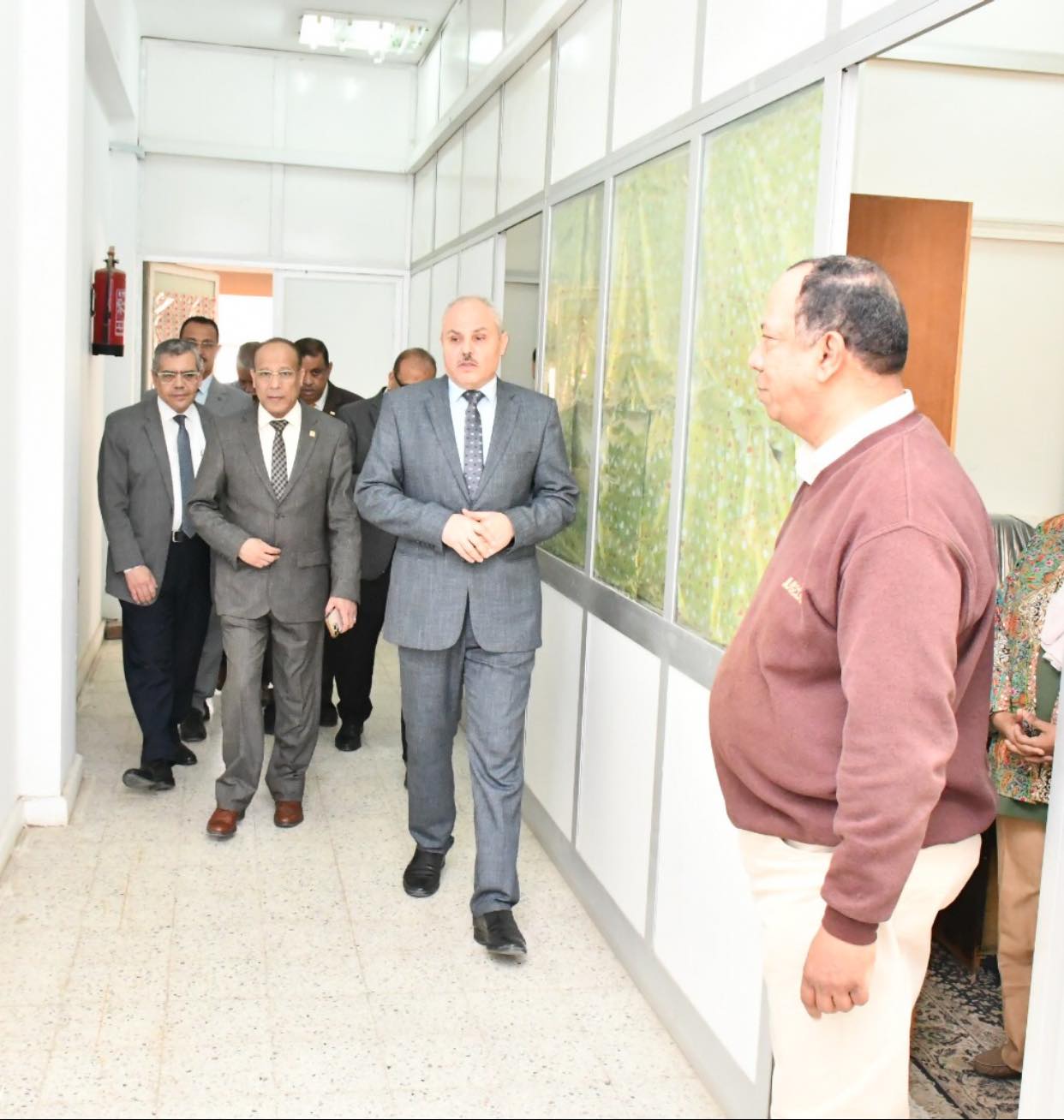 رئيس جامعة قناة السويس يوجه التهنئة للعاملين خلال جولة تفقدية بالمبنى الإداري احتفالًا بعيد الفطر المبارك