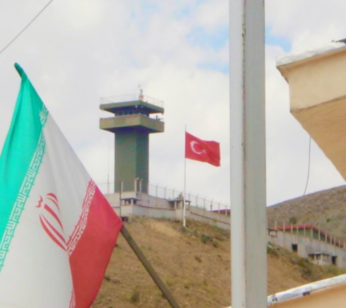 إيران وتركيا تتفقان على إنشاء معبر حدودي جديد لتعزيز التجارة بين البلدين