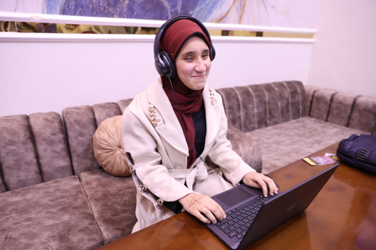 وزارة الاتصالات تسلم الطالبة 