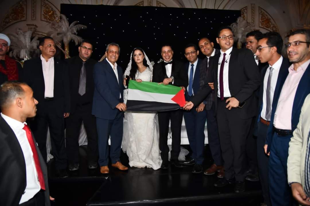 صفوت عمران يبدأ فرحه مرتديا العلم والكوفية الفلسطينية ملوحا بعلامة النصر 
