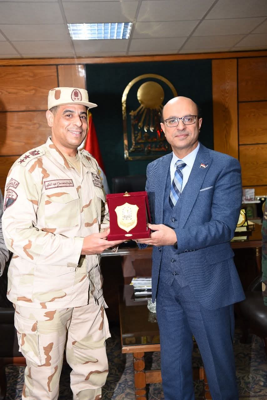 الدكتور المنشاوي يُكرّم مدير إدارة التربية العسكرية السابق بجامعة أسيوط تقديرًا تقديرا وعرفانا لجهوده المخلصة