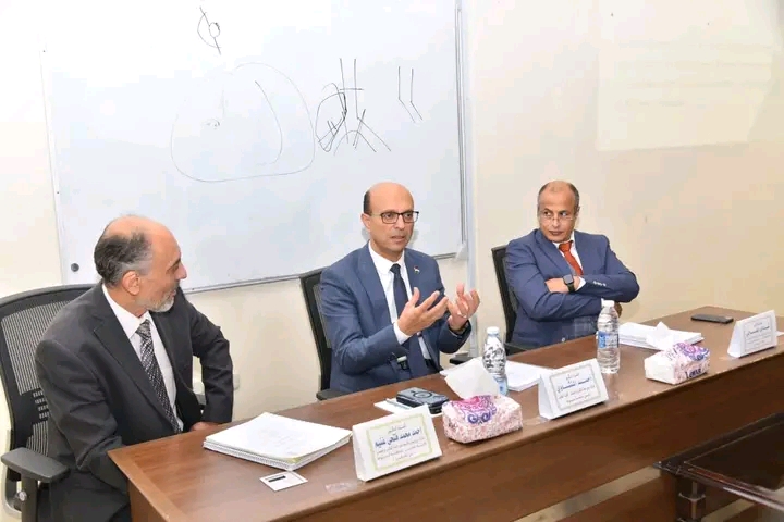 رئيس جامعة أسيوط يناقش رسالة دكتوراه مستشفى القلب الجامعي