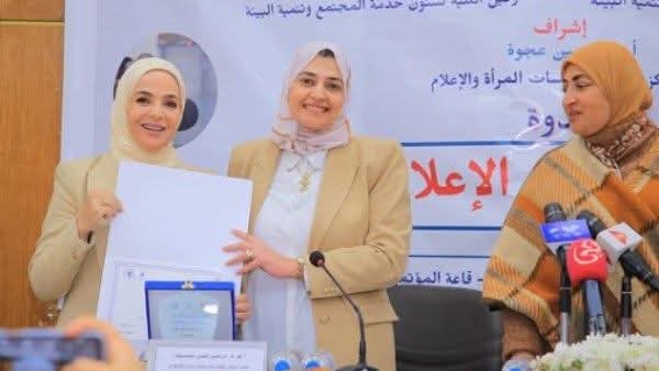 اعلام القاهرة   تكرم  منى عبدالغني كأفضل مذيعه برامج مرأه لعام 2024
