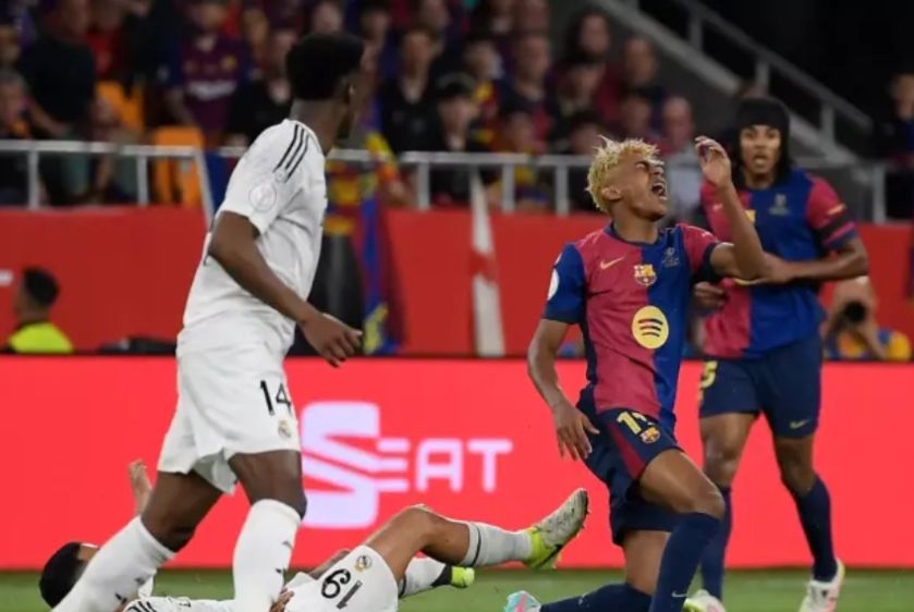 بشعار إد شيران .. برشلونة يكشف عن قميصه الجديد قبل مواجهة ريال مدريد