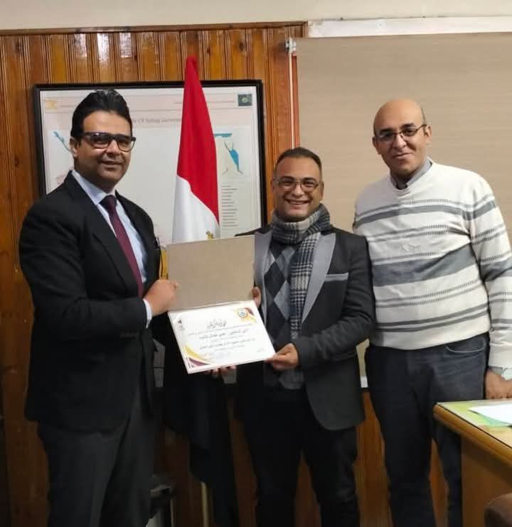 وكيل صحة بسوهاج يكرم فريق طبي بمستشفى دار السلام المركزي 