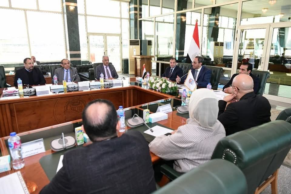 محافظ قنا يترأس اجتماع مجلس الصحة الإقليمي لبحث تطوير الخدمات الطبية بالمحافظة