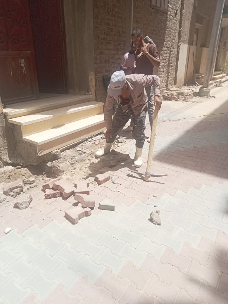 استمرار أعمال الرصف وتركيب الإنترلوك بشوارع طهطا ضمن خطة تطوير البنية التحتية