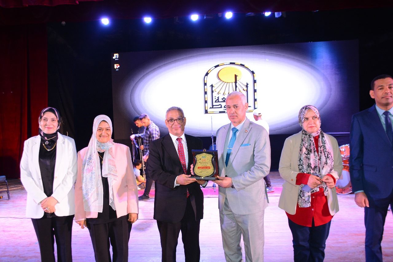 جامعة أسيوط تحتفل بتخريج الدفعة الثانية من برنامج نظم معلومات الأعمال BIS بكلية التجارة