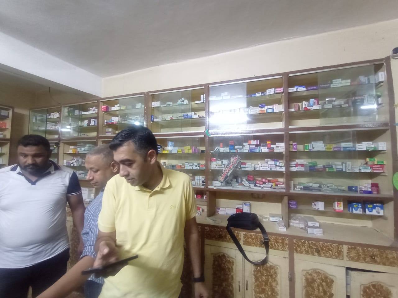 ضبط كميات كبيرة من الأدوية داخل صيدلية غير مرخصة خلال حملة تفتيشية مفاجئة