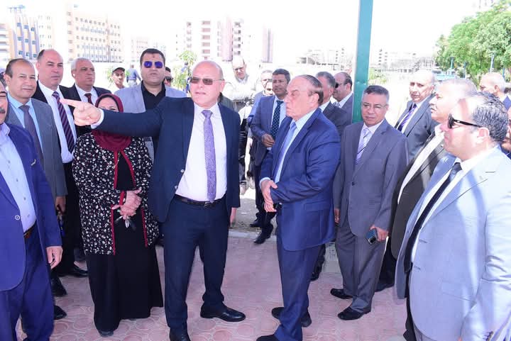 اللواء سمير فرج يغرس شجرة بإسمه بجامعة سوهاج الجديدة