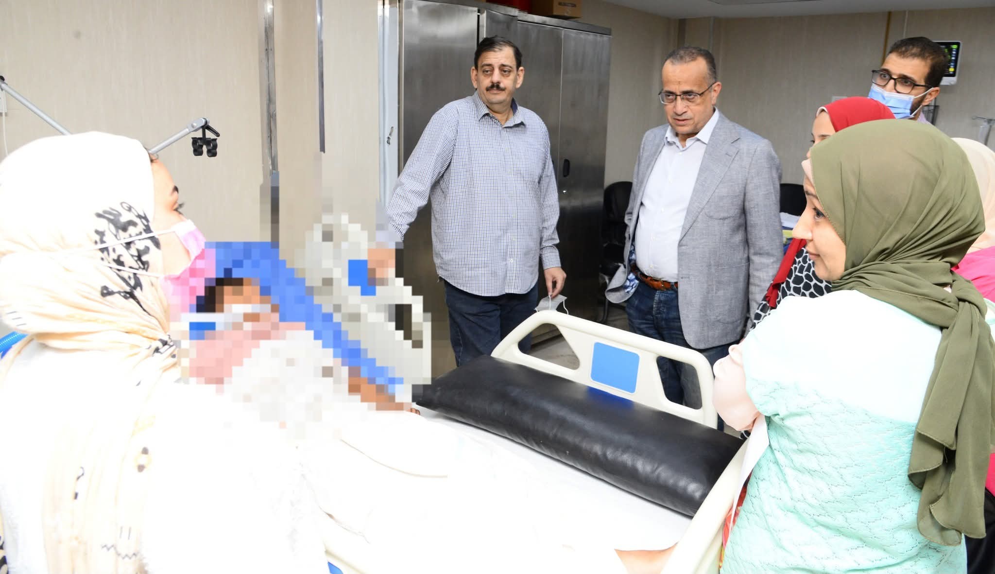 عميد كلية الطب ورئيس مجلس إدارة المستشفيات الجامعية يجري جولة تفقدية بالاستقبال العام بالمستشفى الرئيسى