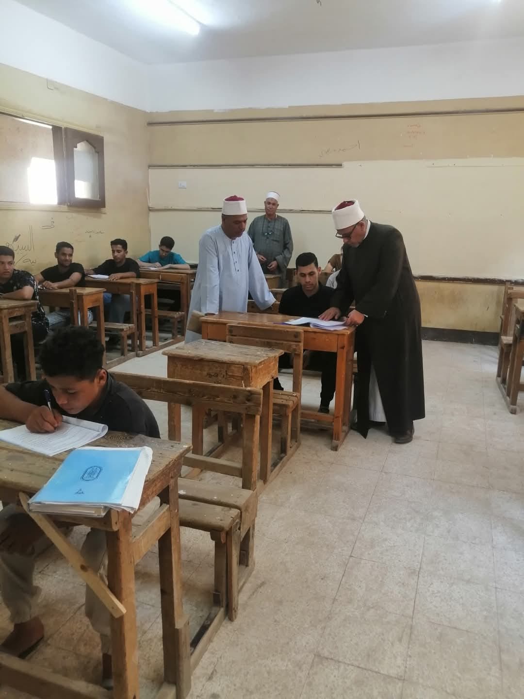 دسوقي ومعاونه يتابعان امتحان الأدب والنصوص للأدبي بلجان الثانوية الأزهرية بالمنيا 