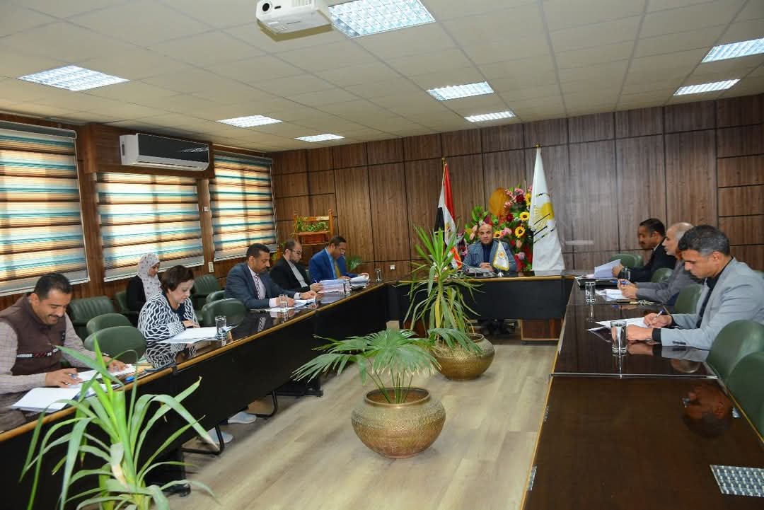 رئيس جامعة أسيوط يطلع على خطة عمل صندوق المشروعات البيئية والإنتاجية والخدمية بالجامعة