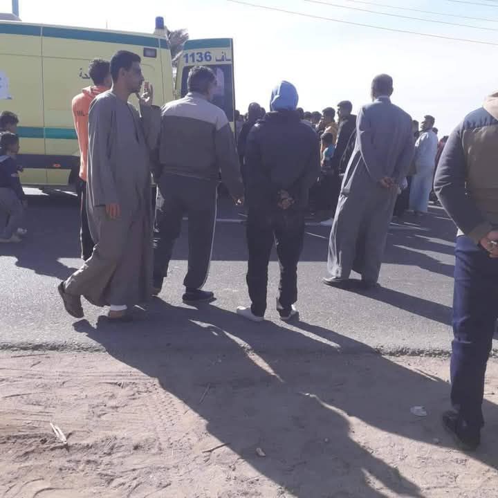 بالأسماء إصابات بالجملة في حادث انقلاب سيارة ميكروباص بطريق الوادي الجديد 