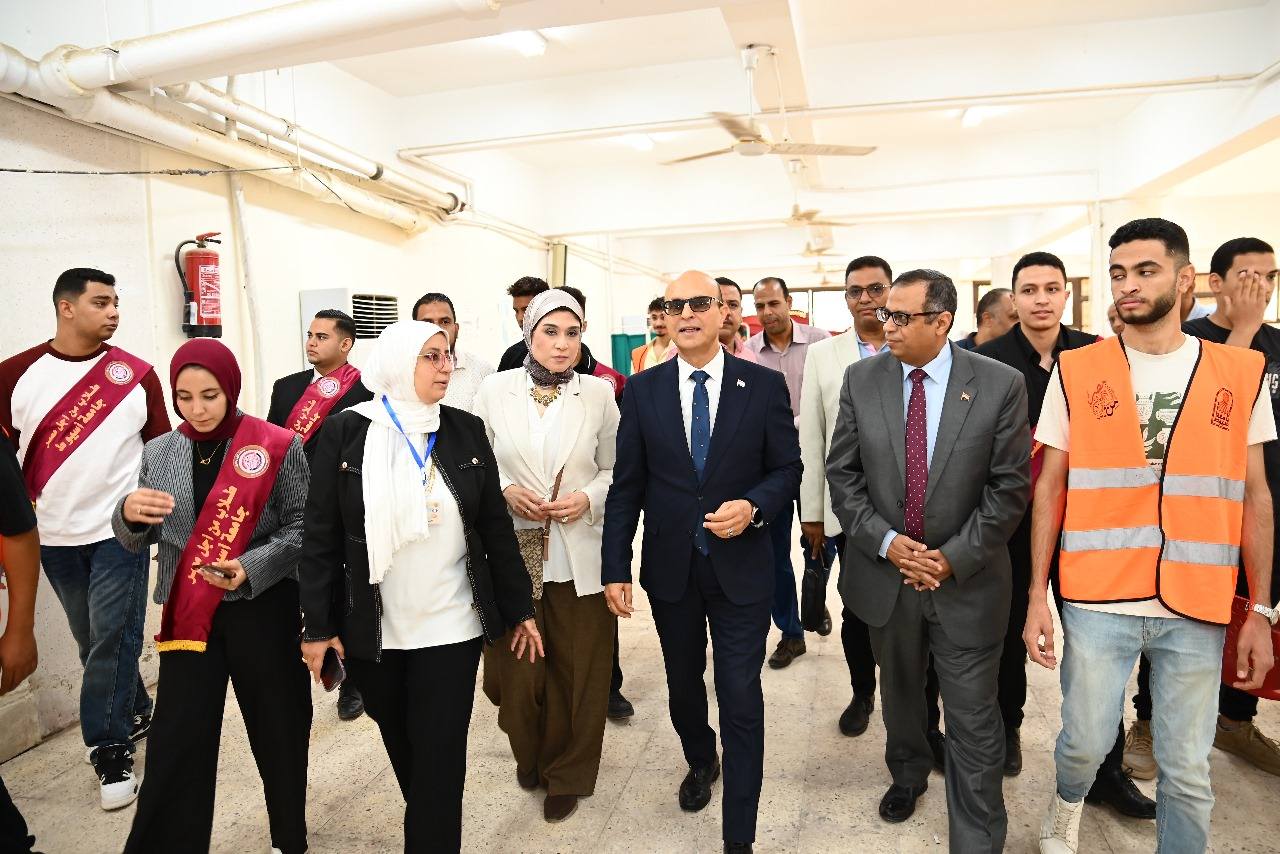 المنشاوي يتفقد أعمال الكشف الطبي  للطلاب الجدد بجامعة أسيوط للعام الجامعي 2025/2026