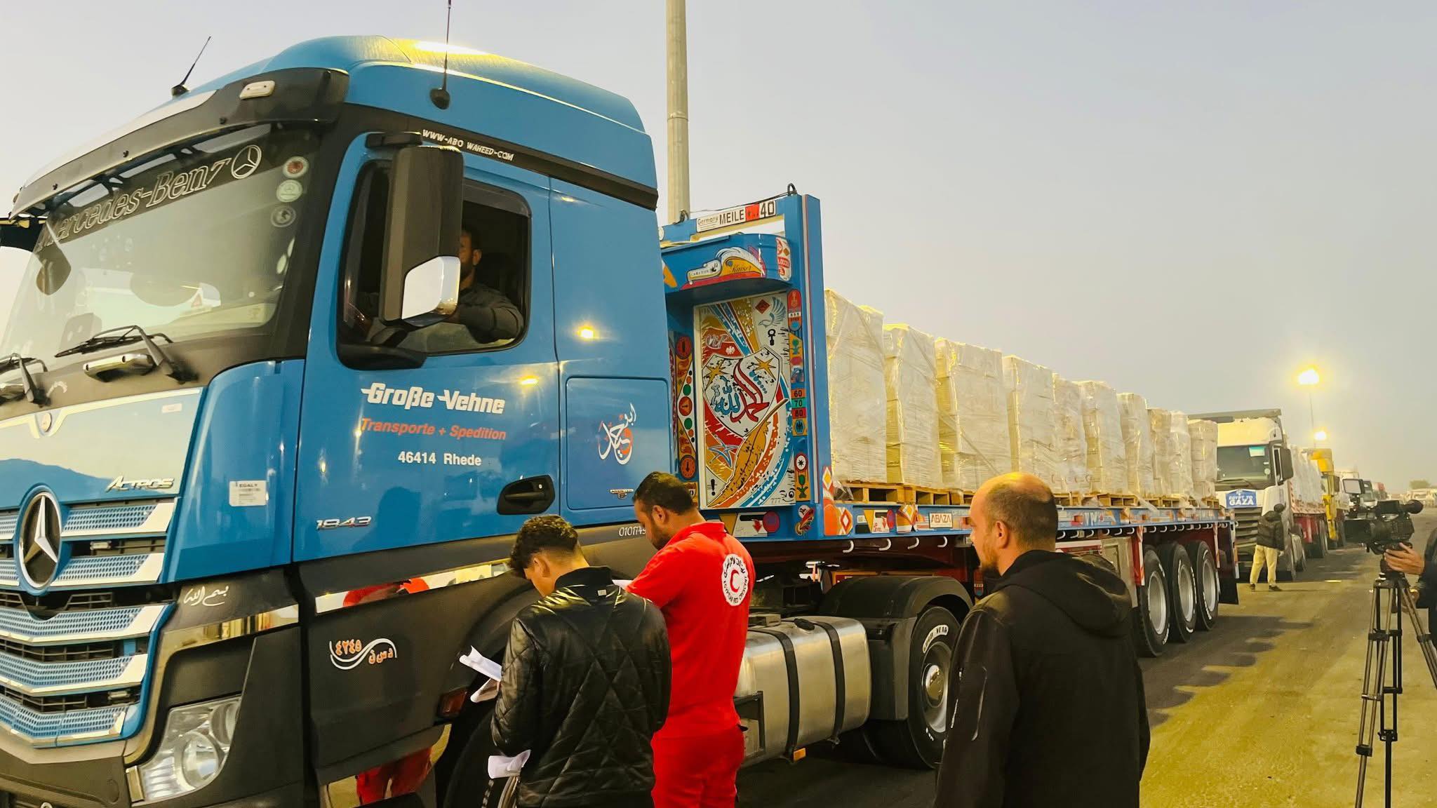 الهلال الأحمر المصري يواصل جهوده لإغاثة غزة بقافلة زاد العزة الـ 55