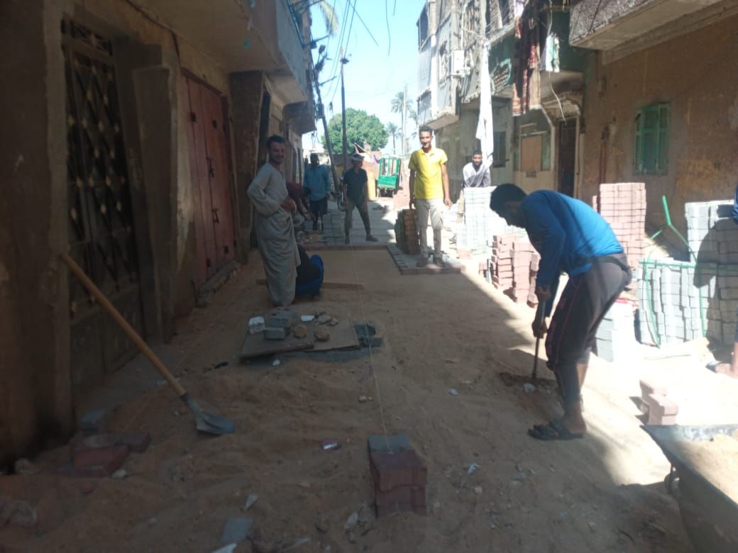 محافظ أسيوط: مواصلة تركيب بلاط الإنترلوك بتقسيم بيوض بمدينة أبوتيج ضمن خطة رفع كفاءة الشوارع